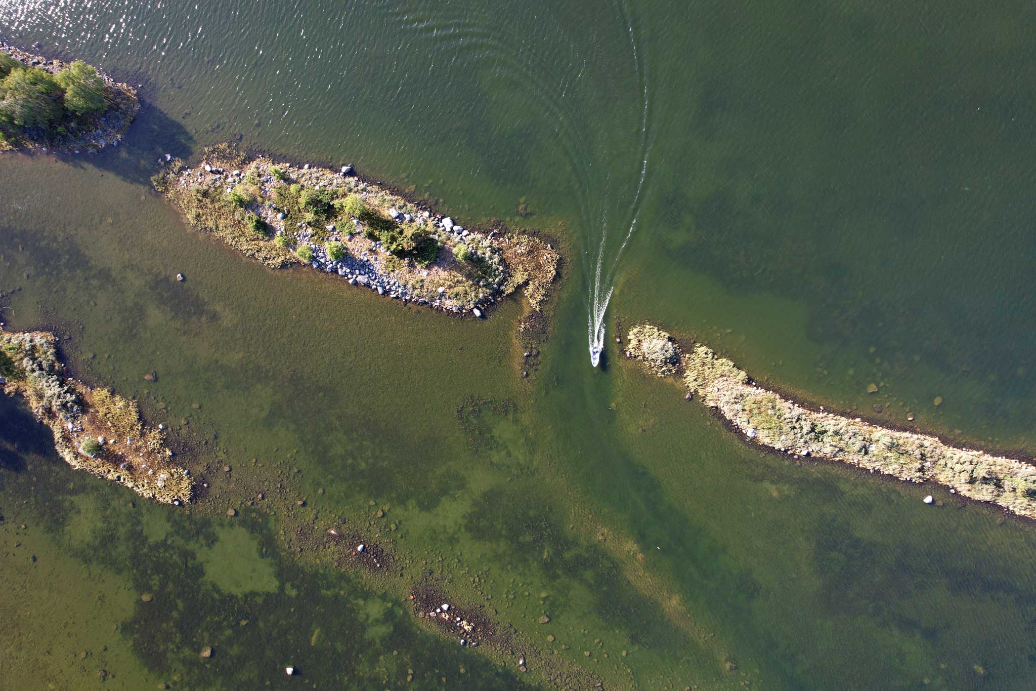 Schärengarten mit Motorboot bei Svedjehamn